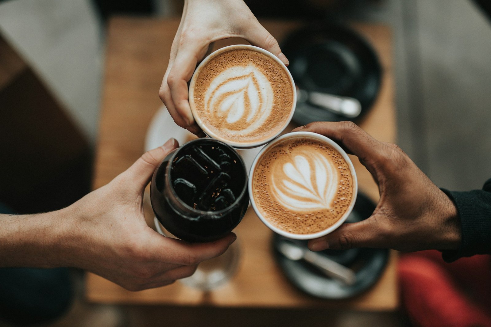 Café colonial brasileiro com mesa farta e ambiente acolhedor em formato panorâmico