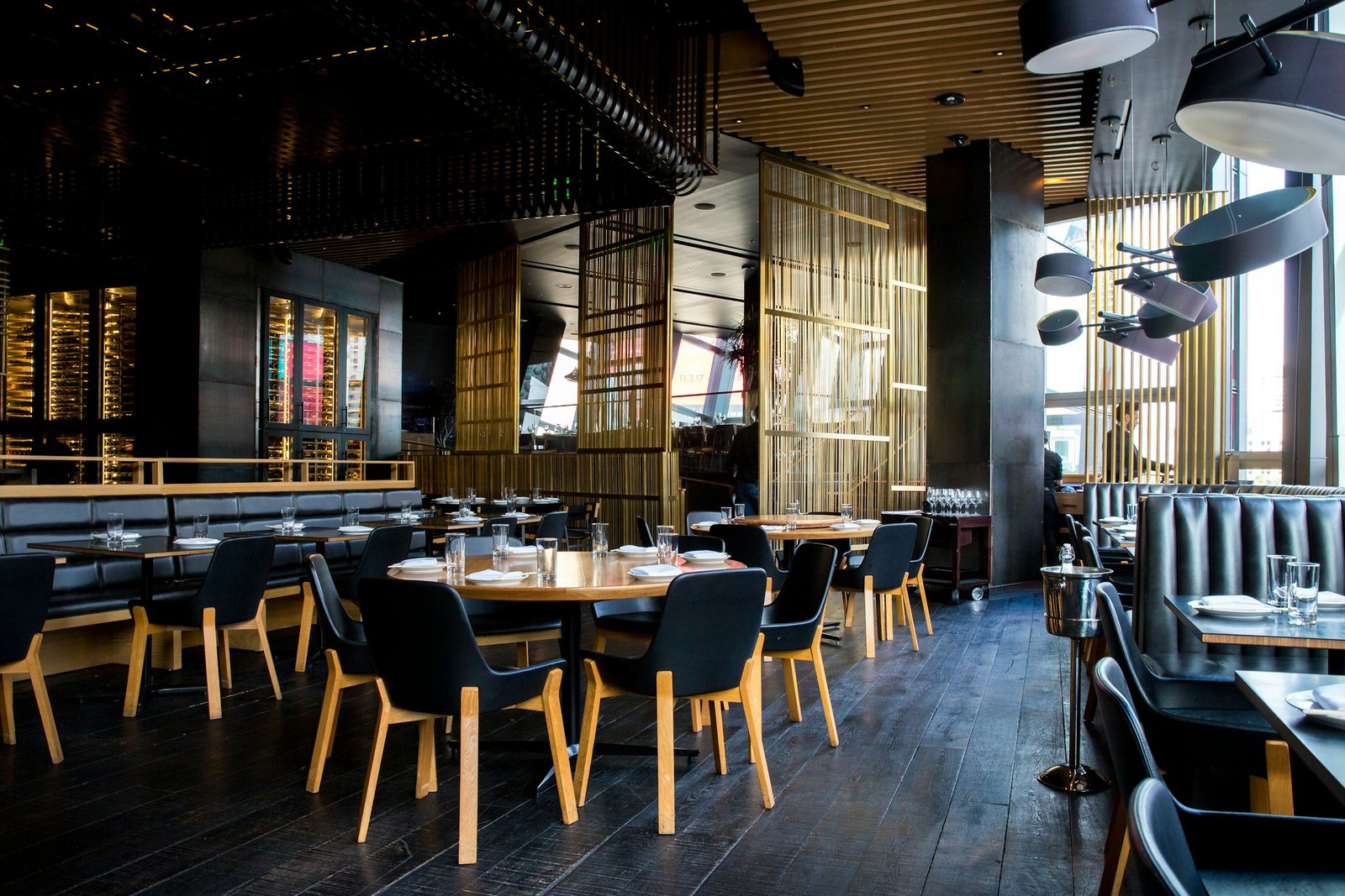 Restaurante temático alemão com decoração tradicional e ambiente acolhedor em formato panorâmico