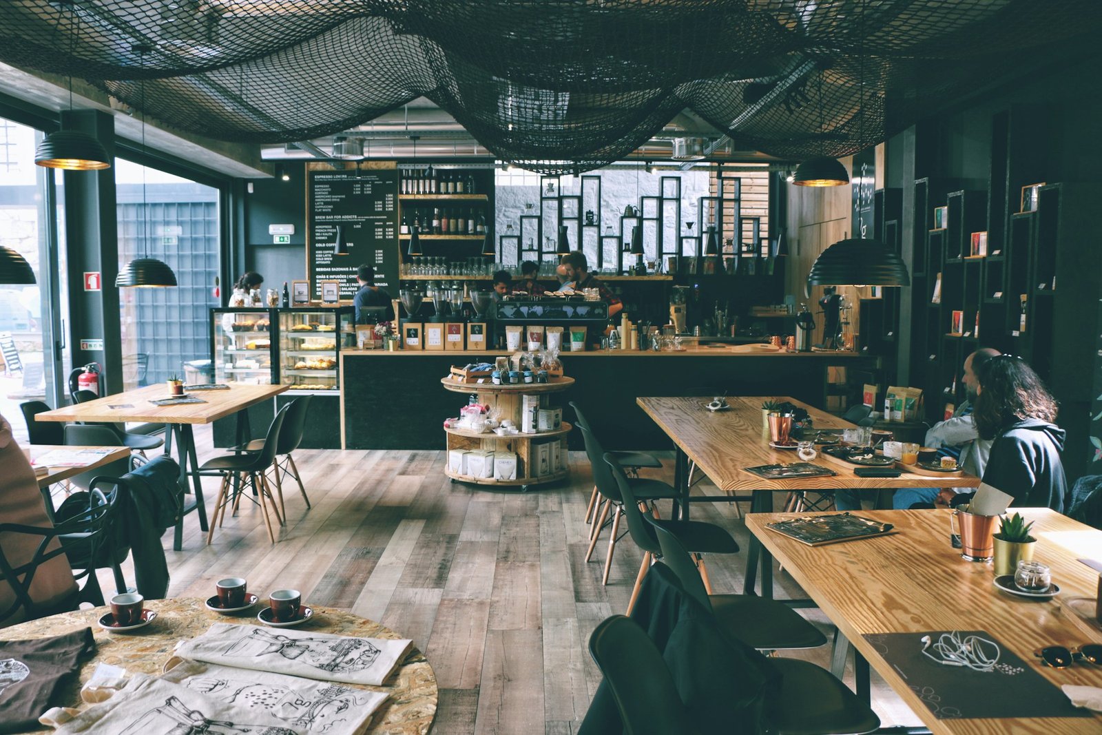 Vista das montanhas com café da manhã colonial