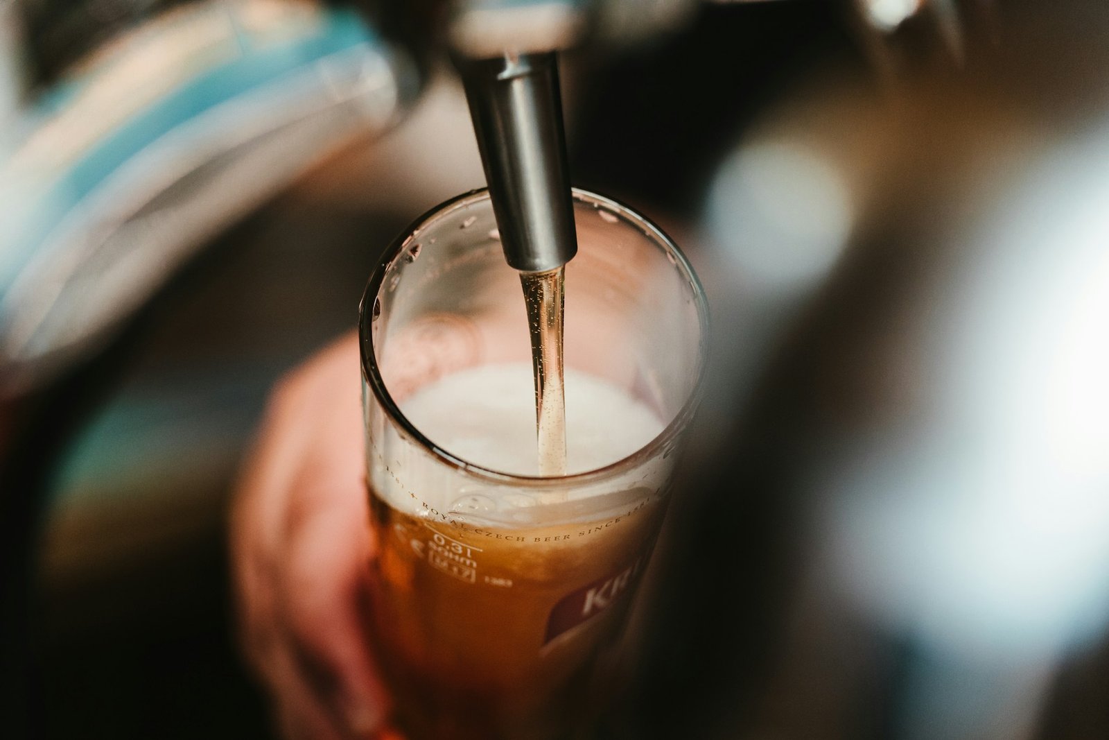 Cerveja artesanal gelada com espuma cremosa em ambiente de brewpub