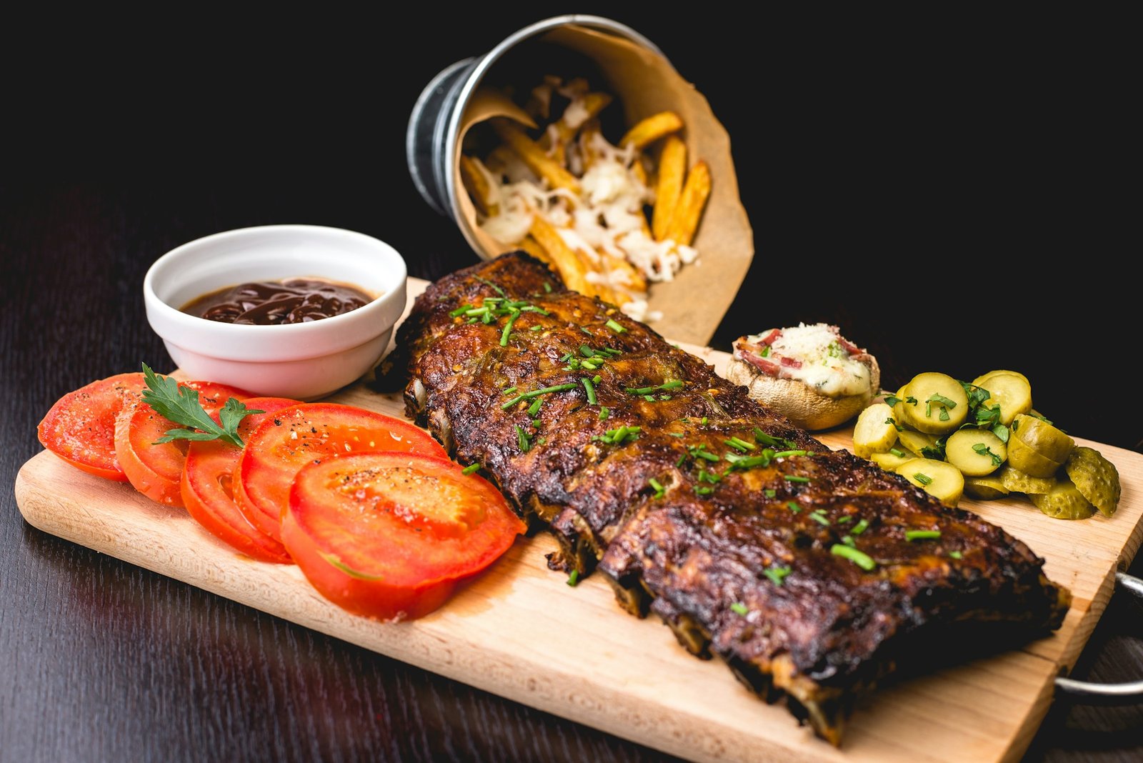 Carnes grelhadas suculentas em ambiente acolhedor