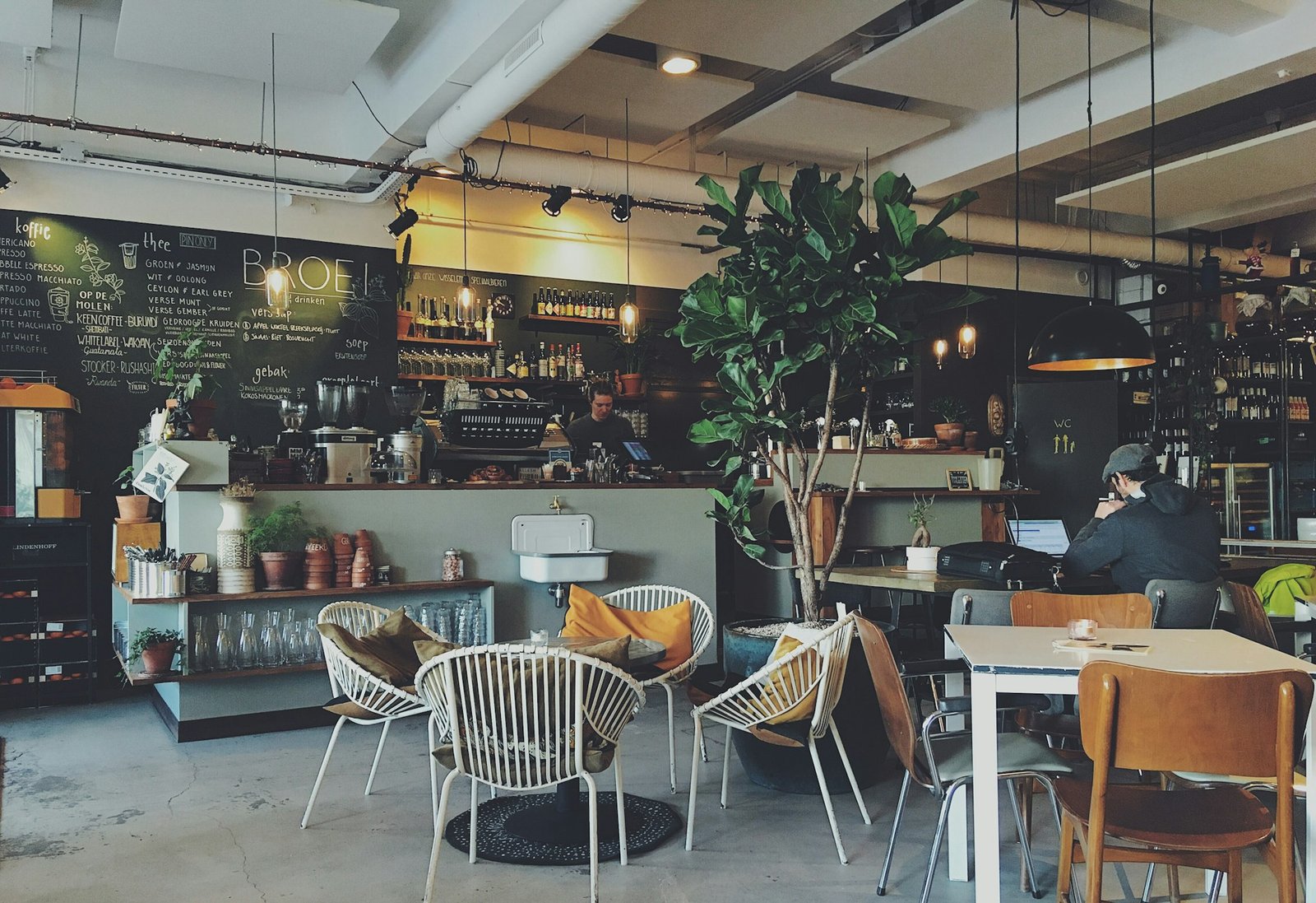 Café moderno e aconchegante com ambiente sofisticado